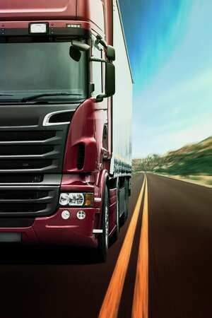 Mostrando una especie de transporte y logística por carretera. Unidad de tractor tirando de un semirremolque a través de un hermoso paisaje.