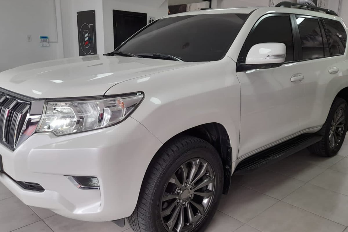 La camioneta hurtada era una Toyota Prado TXL, blanca perla, modelo 2019.