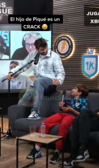 Gerard Piqué y su hijo Milán en una de las transmisiones de la Kings League, nuevo negocio de su padre.