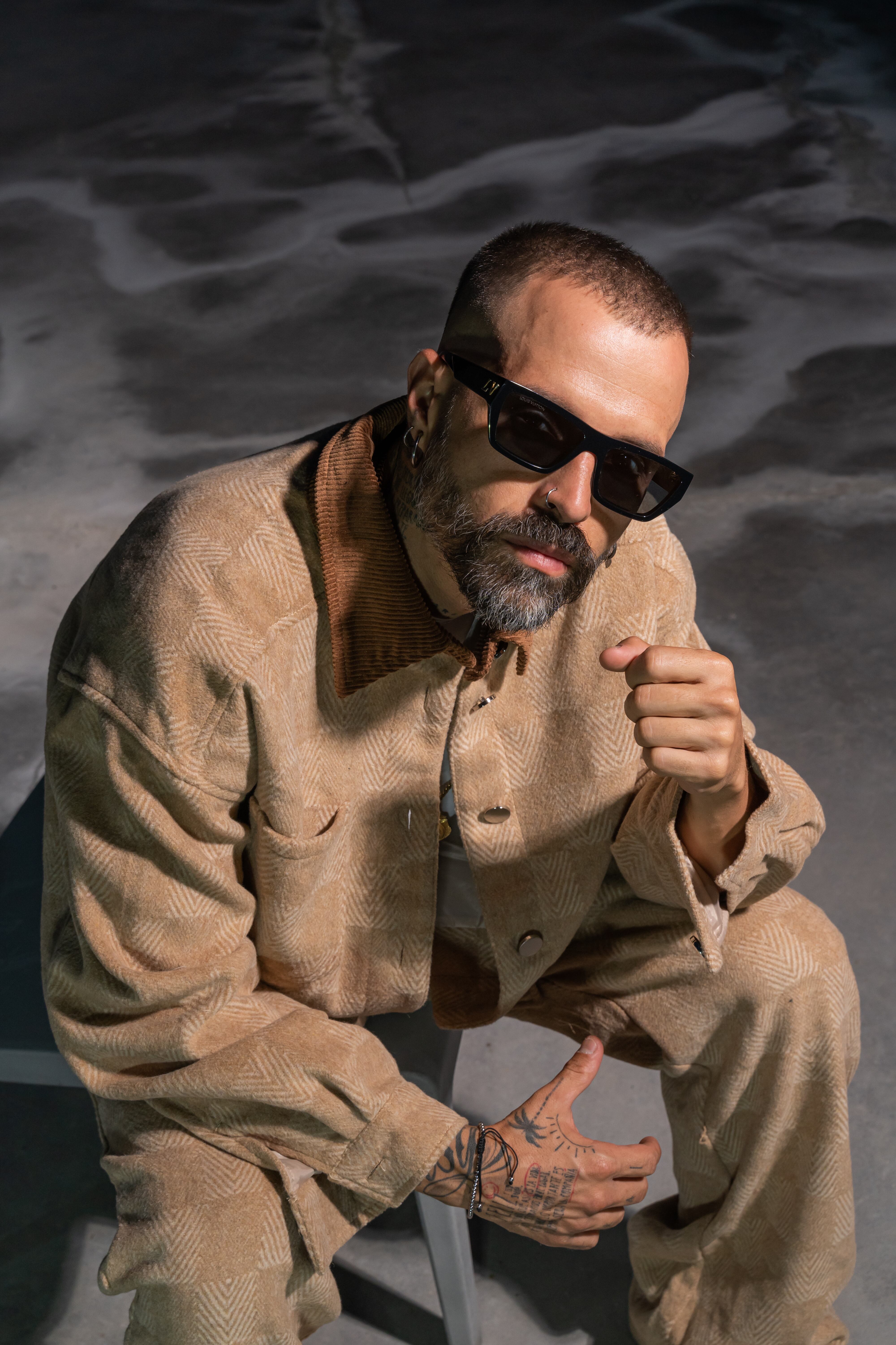 -Mike Bahía presentó su nuevo sencillo "Cómo Te Hago Entender" en homenaje a su autor Roberto Roena