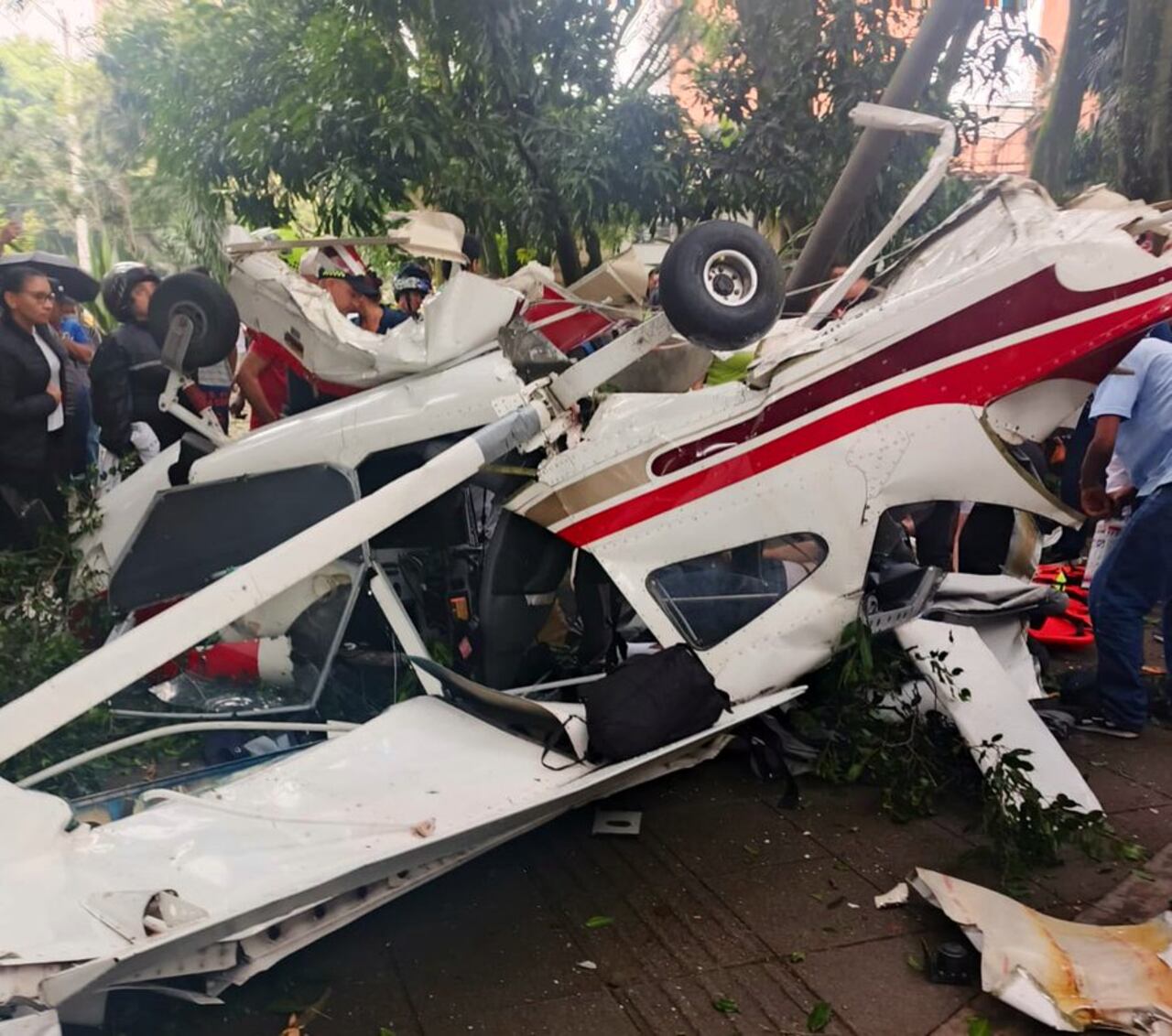 Avión ultraliviano cayó en el sector de Laureles, en Medellín.