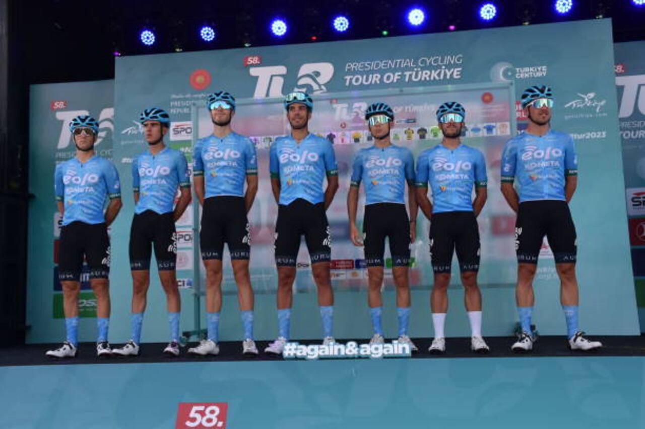 El equipo ciclista Eolo-Kometa posa para una fotografía antes de la etapa Marmaris-Yalikavak durante la 58.ª edición del Tour Ciclista Presidencial de Turkiye, Mugla, el 12 de octubre de 2023. Comenzando en el distrito de Alanya de la ciudad turística mediterránea de Antalya, y terminando en En Estambul el 15 de octubre, un total de 168 ciclistas de 36 países recorrerán 1.235 kilómetros en la Riviera turca al final de la carrera de ocho días.