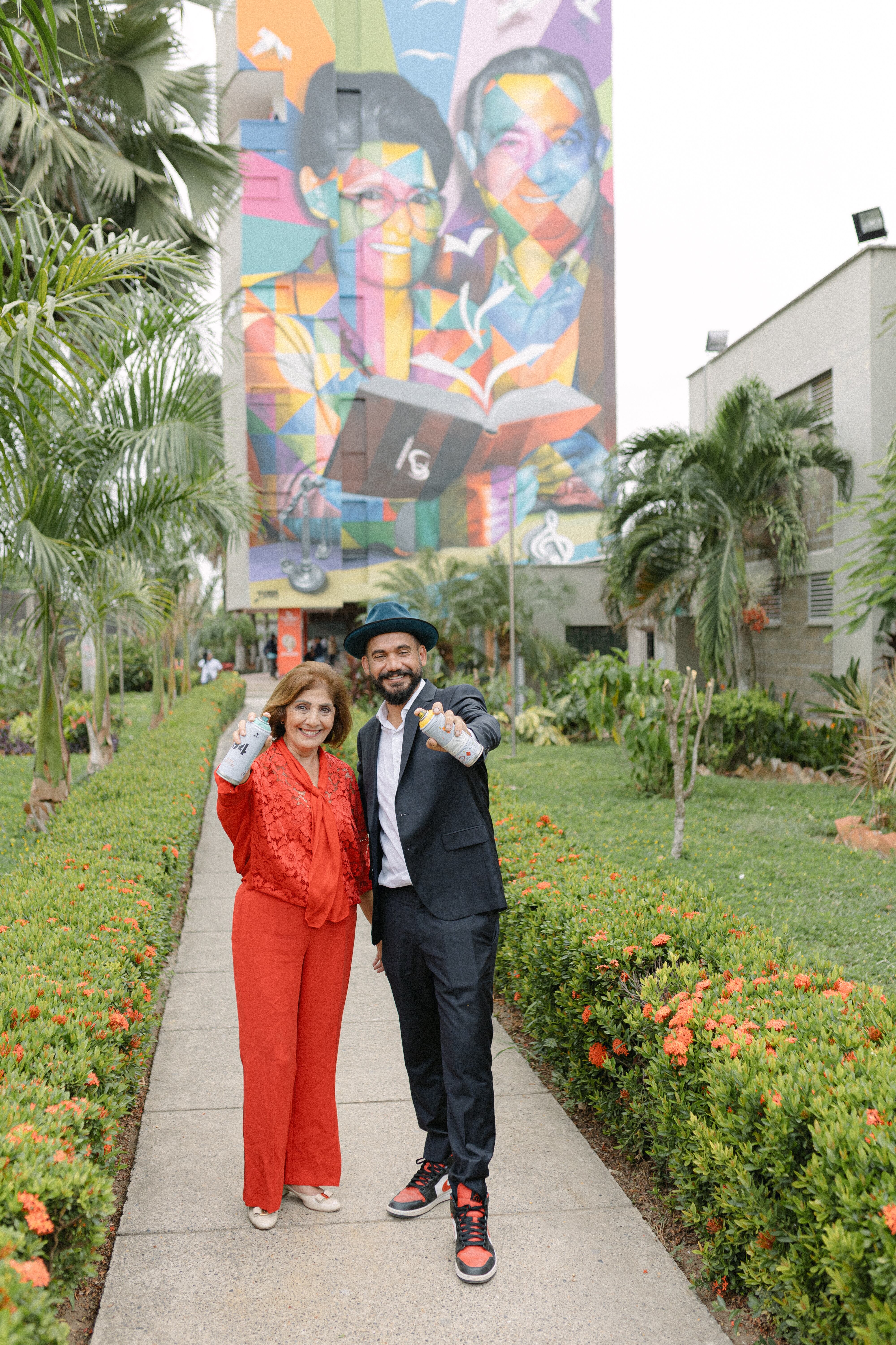 El muralista Kobra pasó por Montería, donde dejó su primera obra en Colombia, un homenaje al científico Elías Bechara Zainúm (1920-2013) y a la educadora Saray Castilla de Bechara (1929-2018), pareja que en la educación de la gente vio una prioridad y una oportunidad de construir paz. Fundaron la Universidad del Sinú hace 50 años.