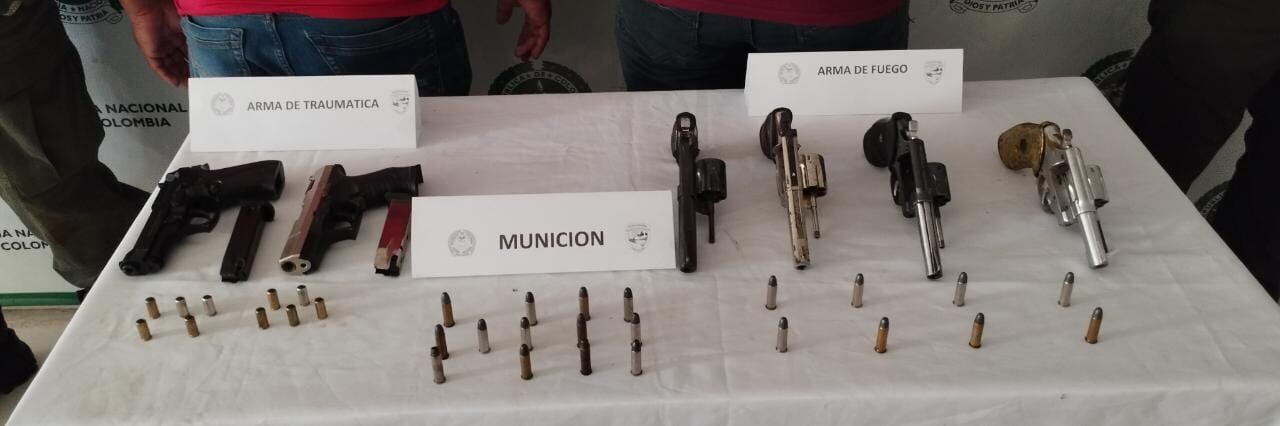 Armas encontradas en el vehículo camufladas en el motor