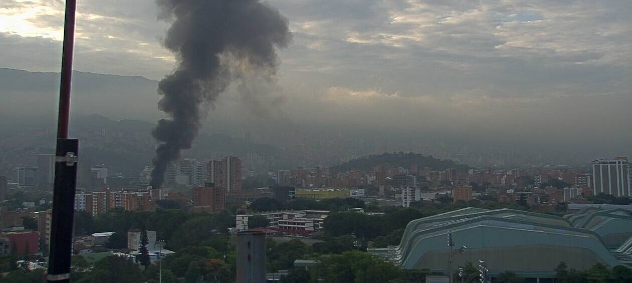 Local comercial se incendia en Medellín.
