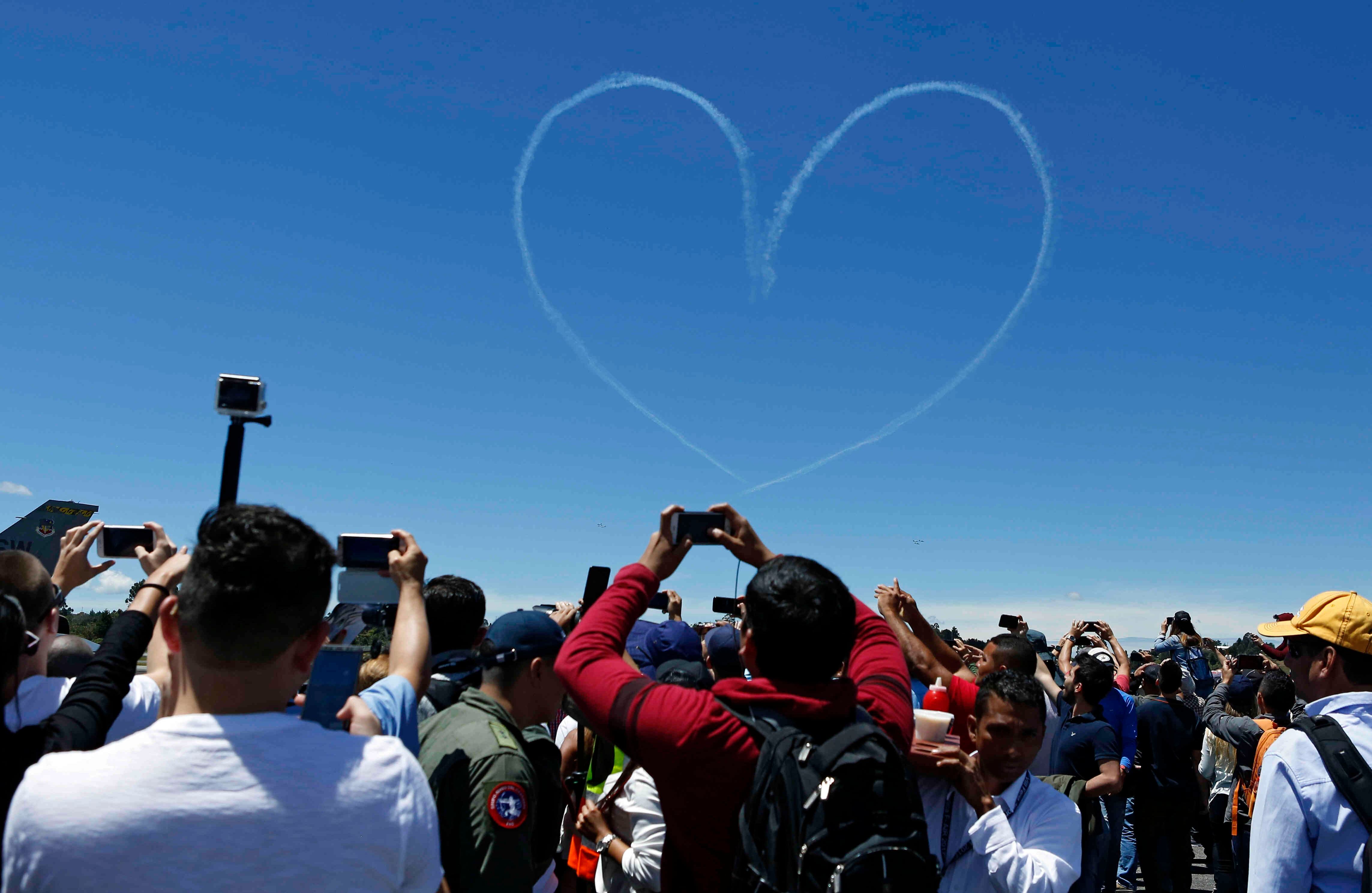  El 13 de julio pilotos de la Fuerza Aérea Colombiana, Brasileña y Estadounidense realizan acrobacias aéreas durante el festival aéreo F-Air Colombia 2017 en el aeropuerto Jose Maria Cordova en Rionegro, Antioquia, Colombia. Foto: Daniel Reina Romero / SEMANA