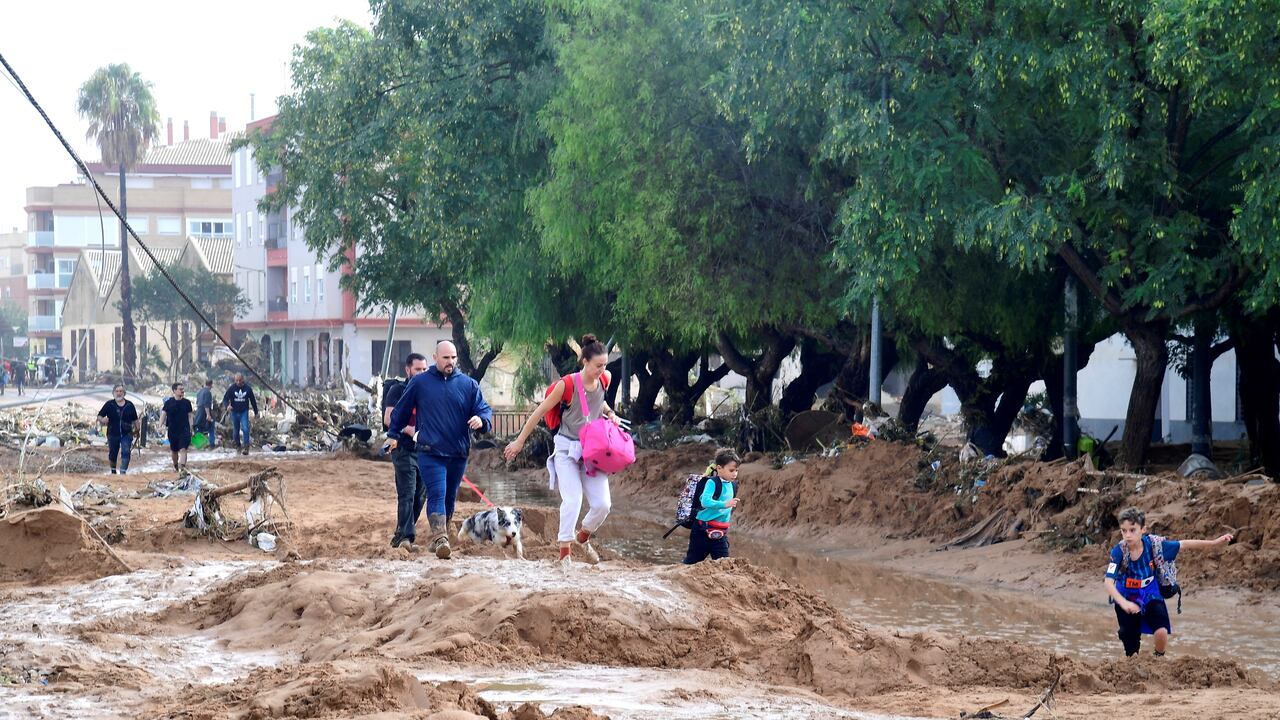 Las personas han tenido que salir de sus hogares tras las fuertes inundaciones en esa región del país.