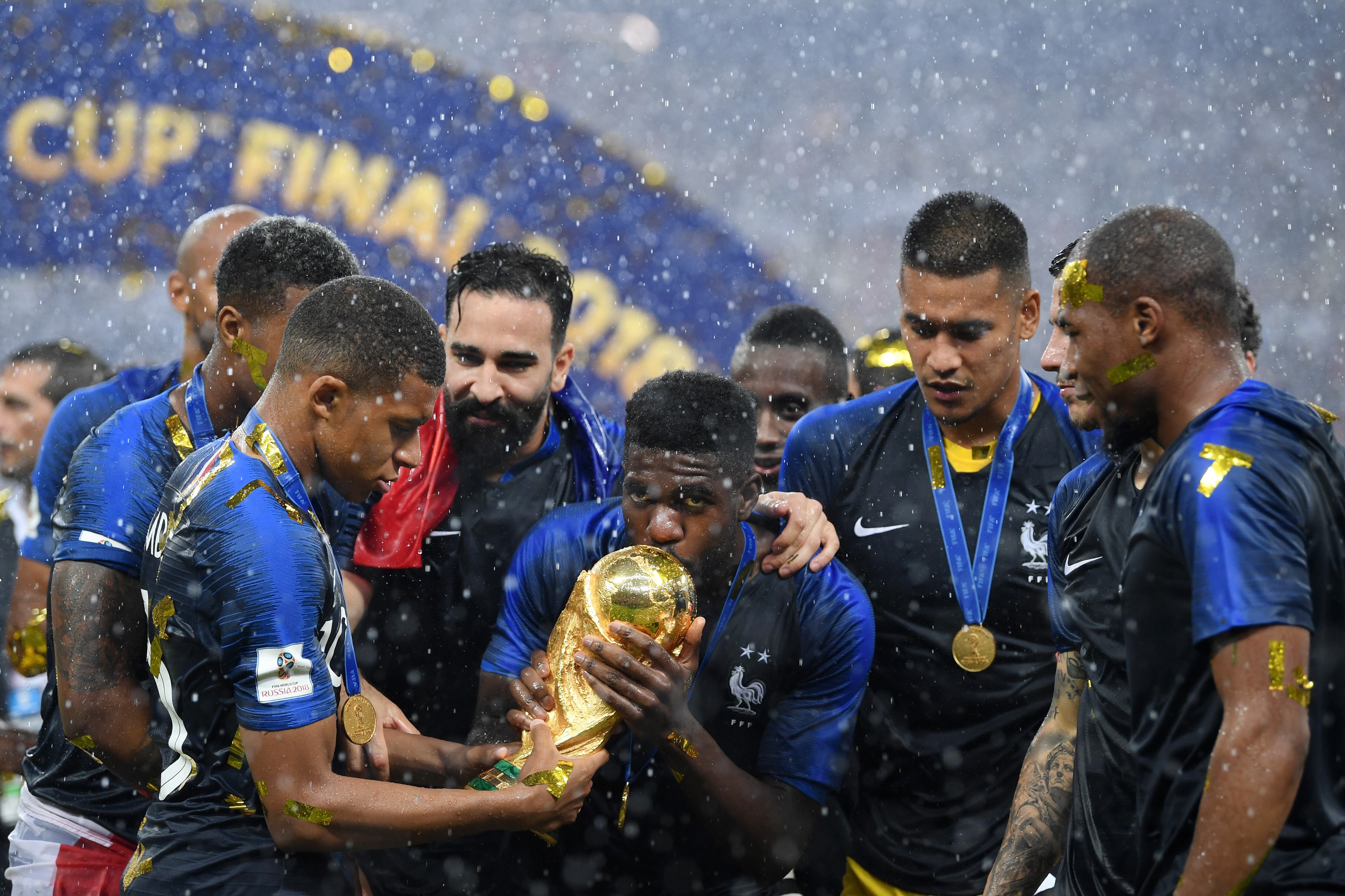 Samuel Umtiti besando la Copa del Mundo ganada con Francia