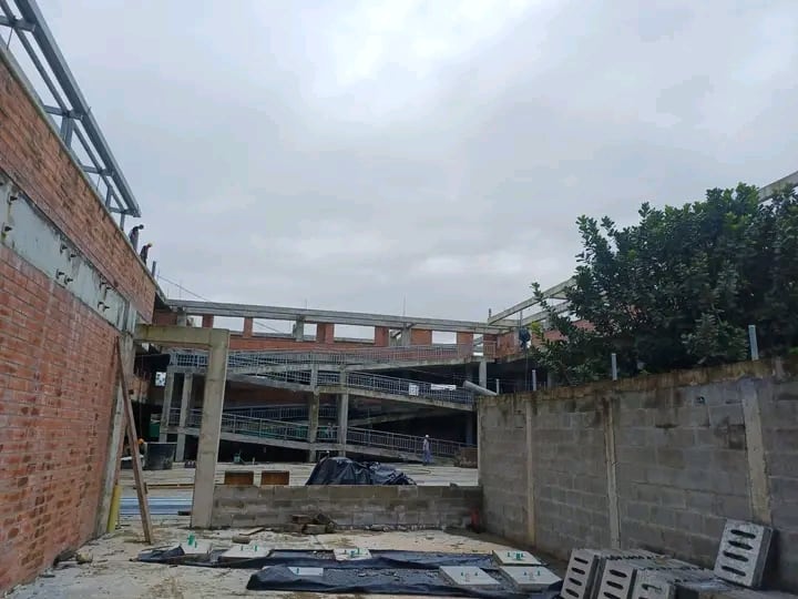 El colegio está sin terminar.