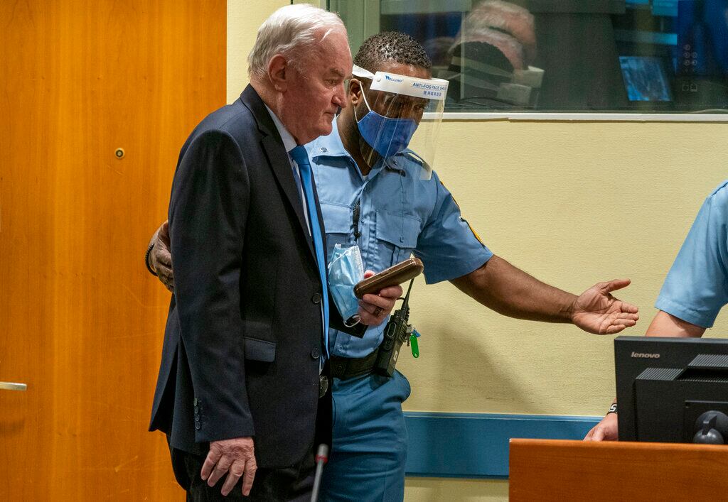 El exjefe militar de los serbios de Bosnia, Ratko Mladic, ingresa a la sala del tribunal en La Haya, Países Bajos, el martes 8 de junio de 2021, donde el tribunal de las Naciones Unidas pronuncia su veredicto en la apelación de Mladic contra sus condenas por genocidio y otros crímenes y su cadena perpetua por planear atrocidades a lo largo de la guerra de Bosnia. (Jerry Lampen / Pool vía AP)