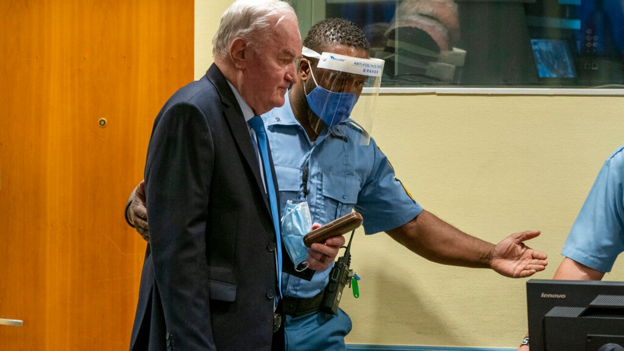 El exjefe militar de los serbios de Bosnia, Ratko Mladic, ingresa a la sala del tribunal en La Haya, Países Bajos, el martes 8 de junio de 2021, donde el tribunal de las Naciones Unidas pronuncia su veredicto en la apelación de Mladic contra sus condenas por genocidio y otros crímenes y su cadena perpetua por planear atrocidades a lo largo de la guerra de Bosnia. (Jerry Lampen / Pool vía AP)