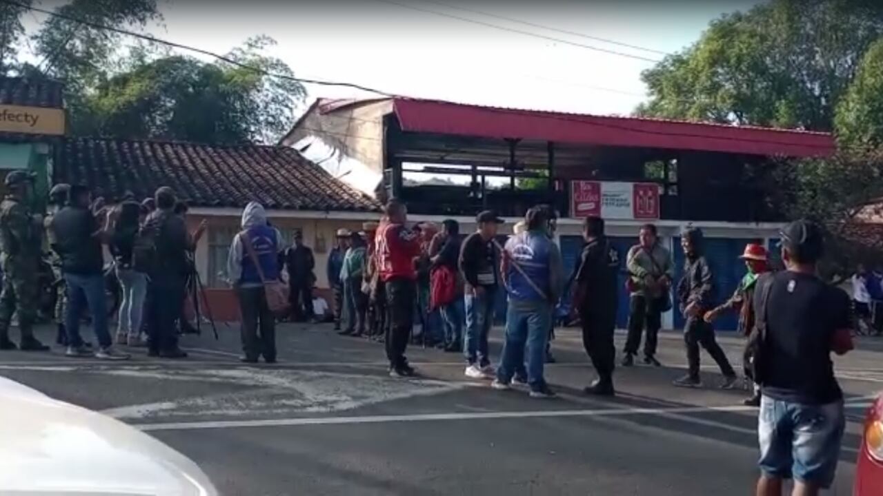 Comunidades indígenas protestan por el asesinato de líderes sociales y la amenaza de grupos armados en sus territorios.