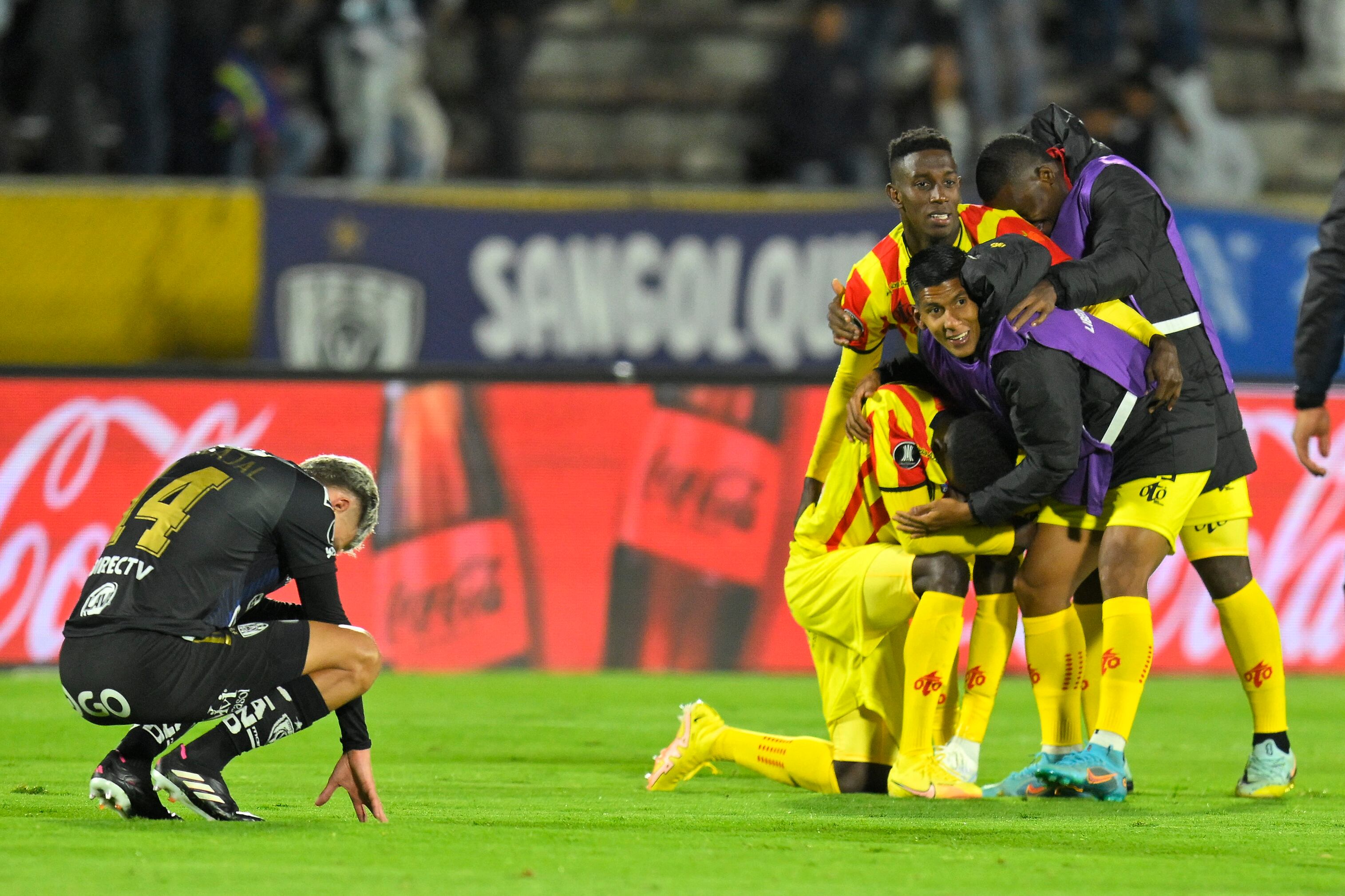 Players of Deportivo Pereira celebrate after defeating Independiente del Valle during the Copa Libertadores round of 16 second leg football match, at the Atahualpa Olympic stadium in Quito, on August 9, 2023. (Photo by Rodrigo BUENDIA / AFP)