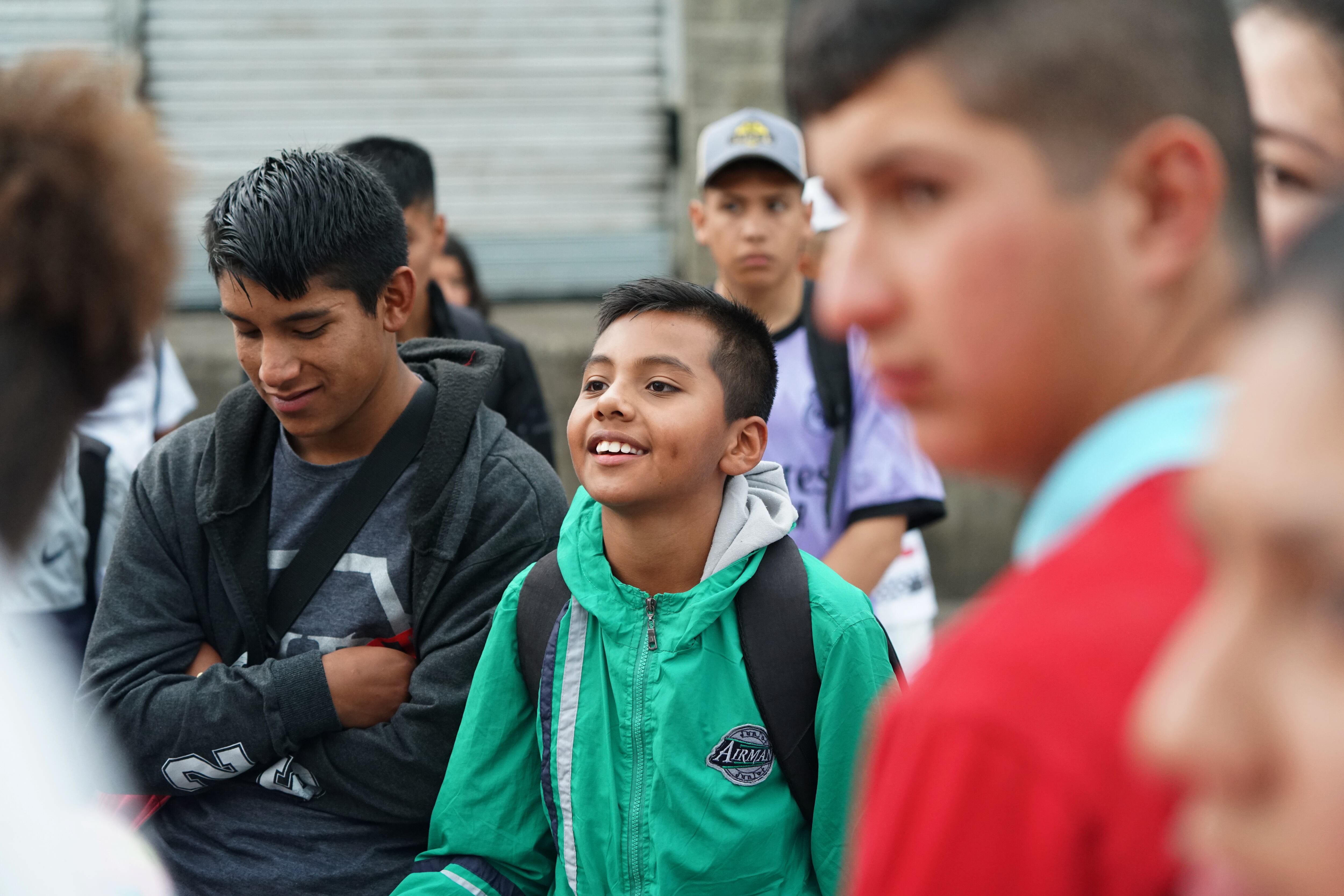 Los niños de Tenerife, están felices, porque algunos de ellos, han sido seleccionados para conocer el inmenso mar y tal vez podrán ver las ballenas jorobadas, que llegan al Pacífico para reproducirse, jugarán con las olas, sentirán el sabor salado del agua y correrán por grandes playas, como lo han visto en internet, así lo afirma Andrés Felipe Pulistar, un niño de 12 años, muy alegre y extrovertido, seleccionado por el amor e interés con el medio ambiente.