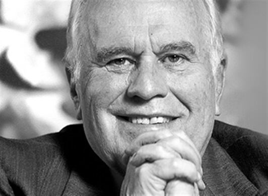 Carlos Ardila Lülle  se metió  sin éxito en el negocio de cerveza con la marca Leona y luego se la vendió a su competidor, Julio Mario Santo Domingo. 