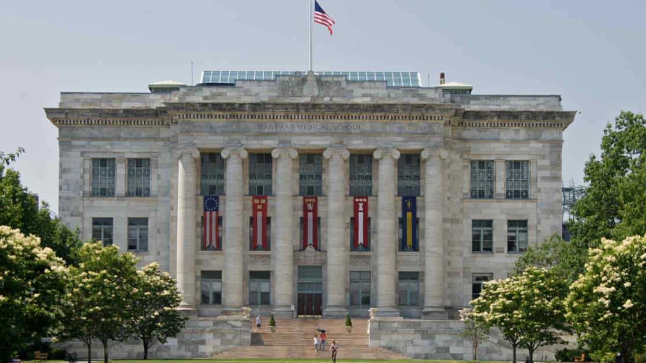 Fachada de la Escuela de Medicina en Harvard, Estados Unidos.