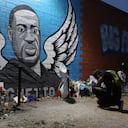 HOUSTON, TEXAS - 08 DE JUNIO: Joshua Broussard se arrodilla frente a un monumento y mural que honra a George Floyd en la tienda de la esquina de Scott Food Mart en el Third Ward de Houston, donde el Sr.Floyd creció el 8 de junio de 2020 en Houston, Texas. El funeral y entierro de George Floyd se llevará a cabo el 9 de junio. Floyd murió el 25 de mayo mientras estaba bajo custodia policial de Minneapolis, lo que provocó protestas en todo el país. (Foto de Joe Raedle / Getty Images)