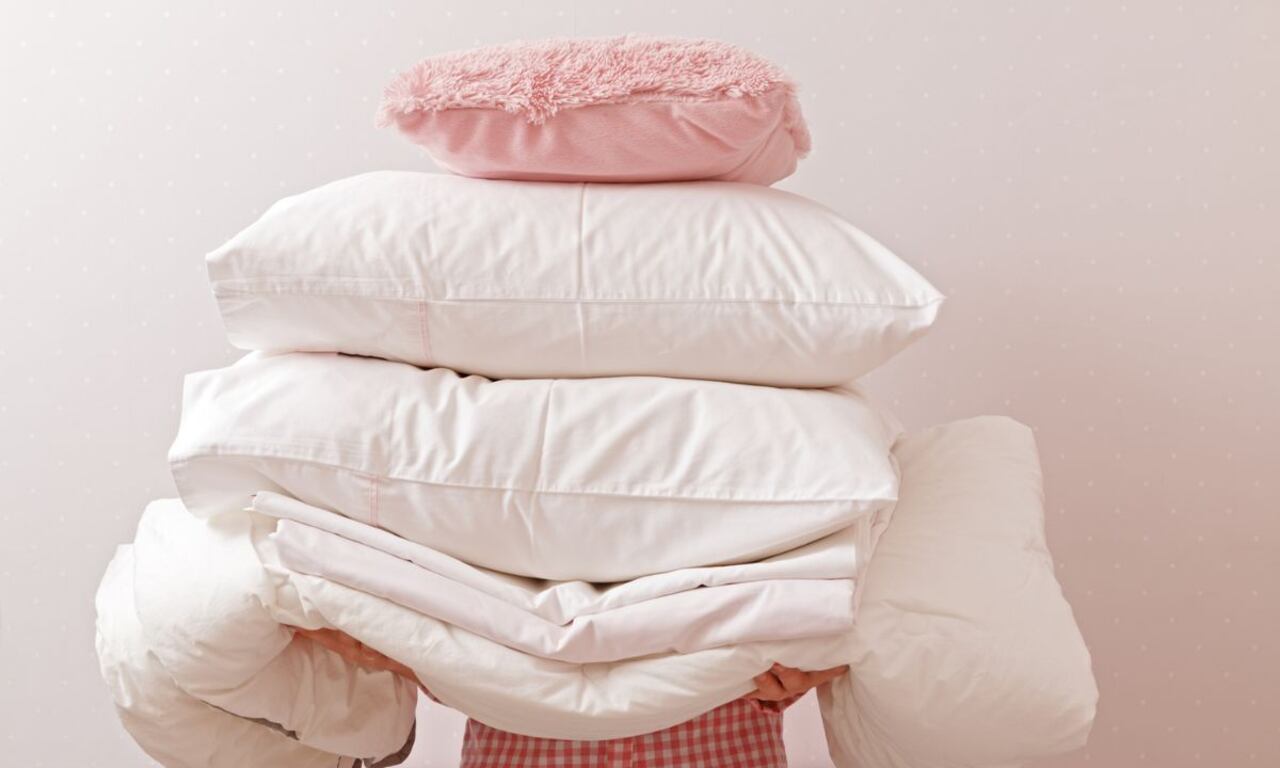 Así se deben lavar las almohadas.
