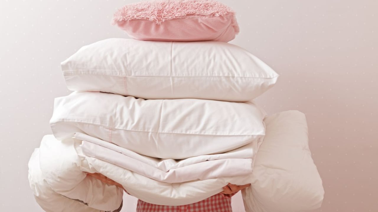 Así se deben lavar las almohadas.