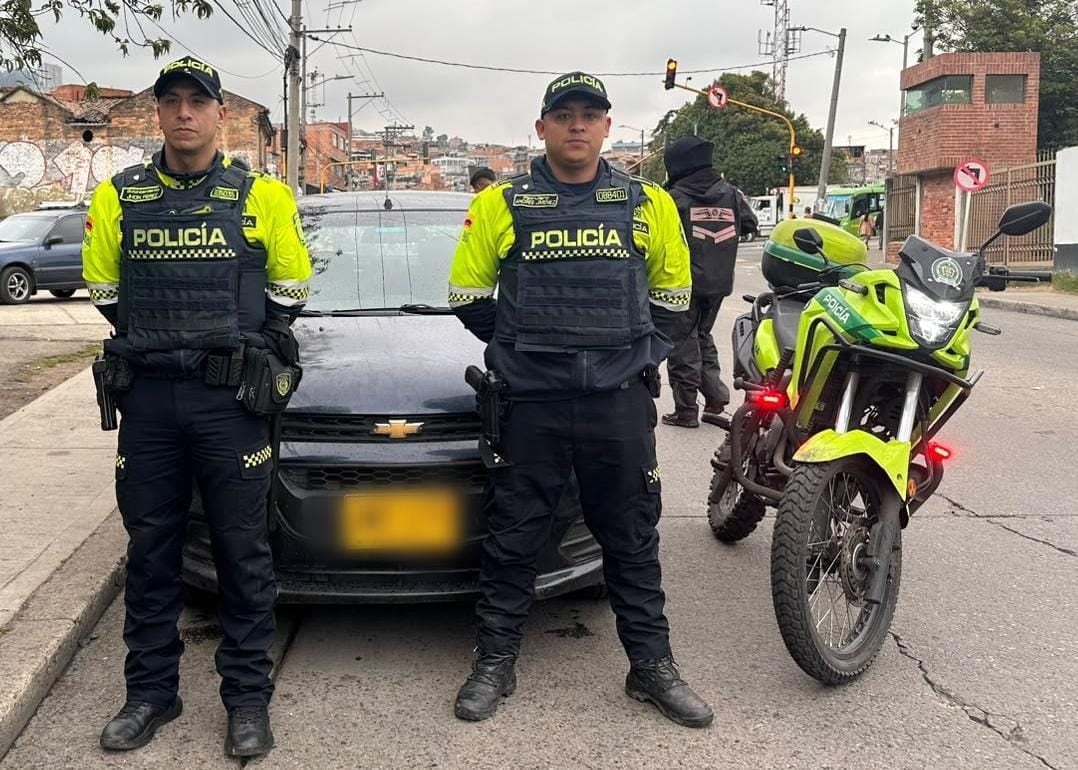 Capturan a sujeto con ocho antecedentes por hurto tras robar un vehículo mediante atraco en Bogotá.