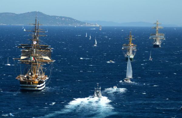 El barco italiano "Amerigo Vespucci" zarpa  de Tolón, Francia. (AP)