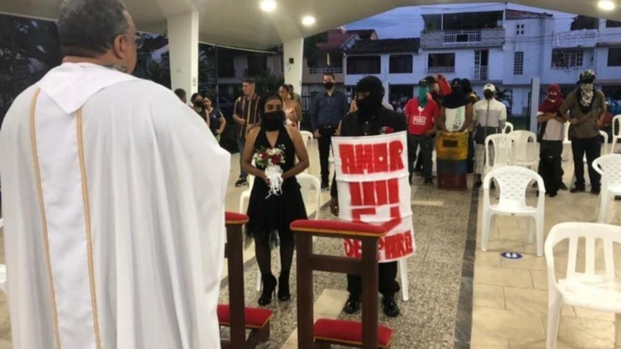 Paro nacional: matrimonio de "primera línea"
Una particular ceremonia se celebró, bajo reserva, entre dos aparentes integrantes de la llamada Primera Línea. Se cansaron y a la reunión llegaron con la cara tapada y con escudo.