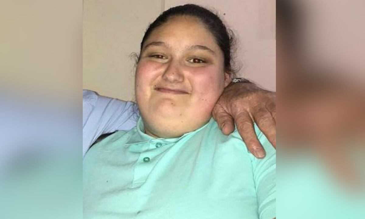 Kaylea Titford, joven que falleció por obesidad mórbida en Escocia ante la indolencia de sus padre quienes no la ayudaban a moverse pese a que también tenía un problema lumbar congénito.