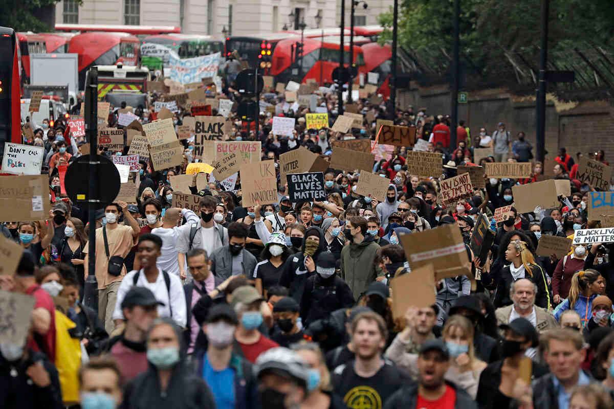 En Londres también se han presentado manifestaciones en contra de la muerte en EE.UU. del afrodescendiente George Floyd, después de ser capturado y sometido a agresiones por la policía de Minneapolis. Foto: Matt Dunham/ AP