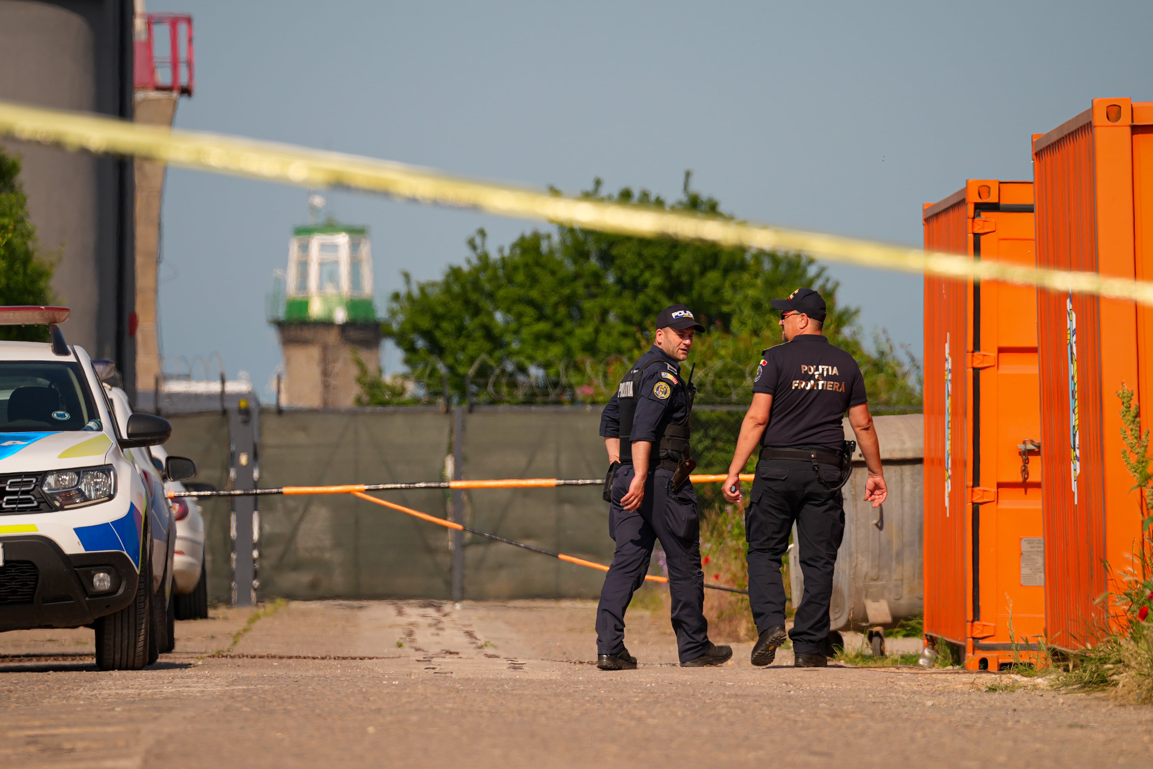 Agentes de la policía fronteriza rumana aseguran una entrada en las inmediaciones de un almacén dañado tras la explosión de un dron marítimo en el puerto de Constanza, Rumania