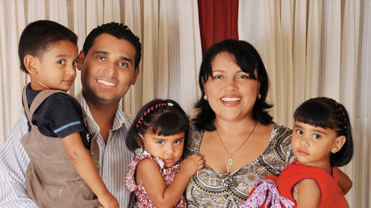 Según María Isabel Valencia, lo más doloroso de la desaparición de su esposo Jairo Alberto Zapa, de 36 años, es que a sus cuatro hijos, de 7 y 5 años así como a las gemelas de 3 años, los compañeros de colegio y los vecinos del barrio les han dicho que está muerto. Pero toda la familia espera que regrese sano y salvo.