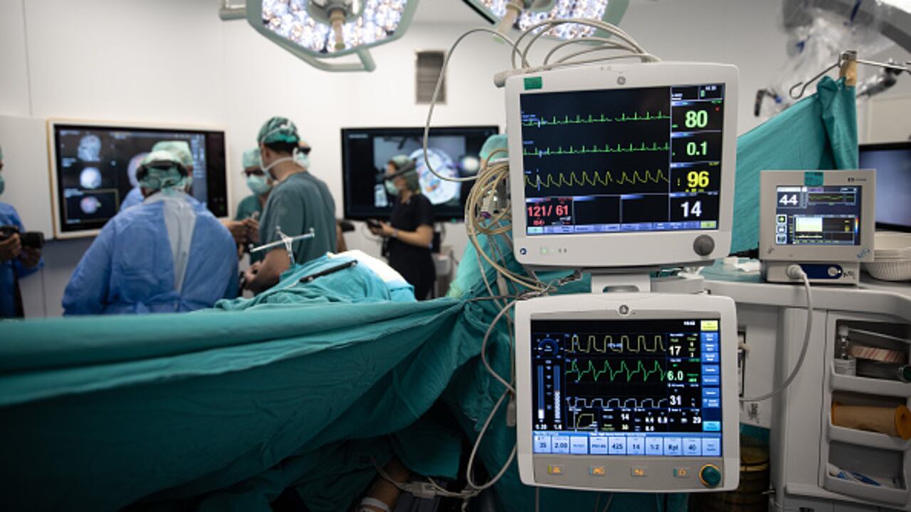 De acuerdo con el reporte oficial, todos los casos están relacionados con personas que viajaron a Matamoros, Tamaulipas, para someterse a una cirugía que requería el uso de epidural, que es un anestésico que se inyecta en la zona que rodea la medula espinal. (Photo by Omer Taha Cetin/Anadolu Agency via Getty Images)