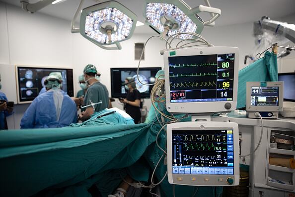 De acuerdo con el reporte oficial, todos los casos están relacionados con personas que viajaron a Matamoros, Tamaulipas, para someterse a una cirugía que requería el uso de epidural, que es un anestésico que se inyecta en la zona que rodea la medula espinal. (Photo by Omer Taha Cetin/Anadolu Agency via Getty Images)