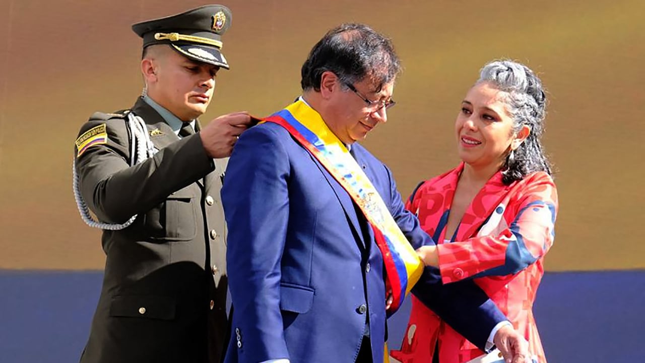 Entre lágrimas, la congresista e hija de Carlos Pizarro, el exlíder del M-19 asesinado, le colocó la banda presidencial a Gustavo Petro