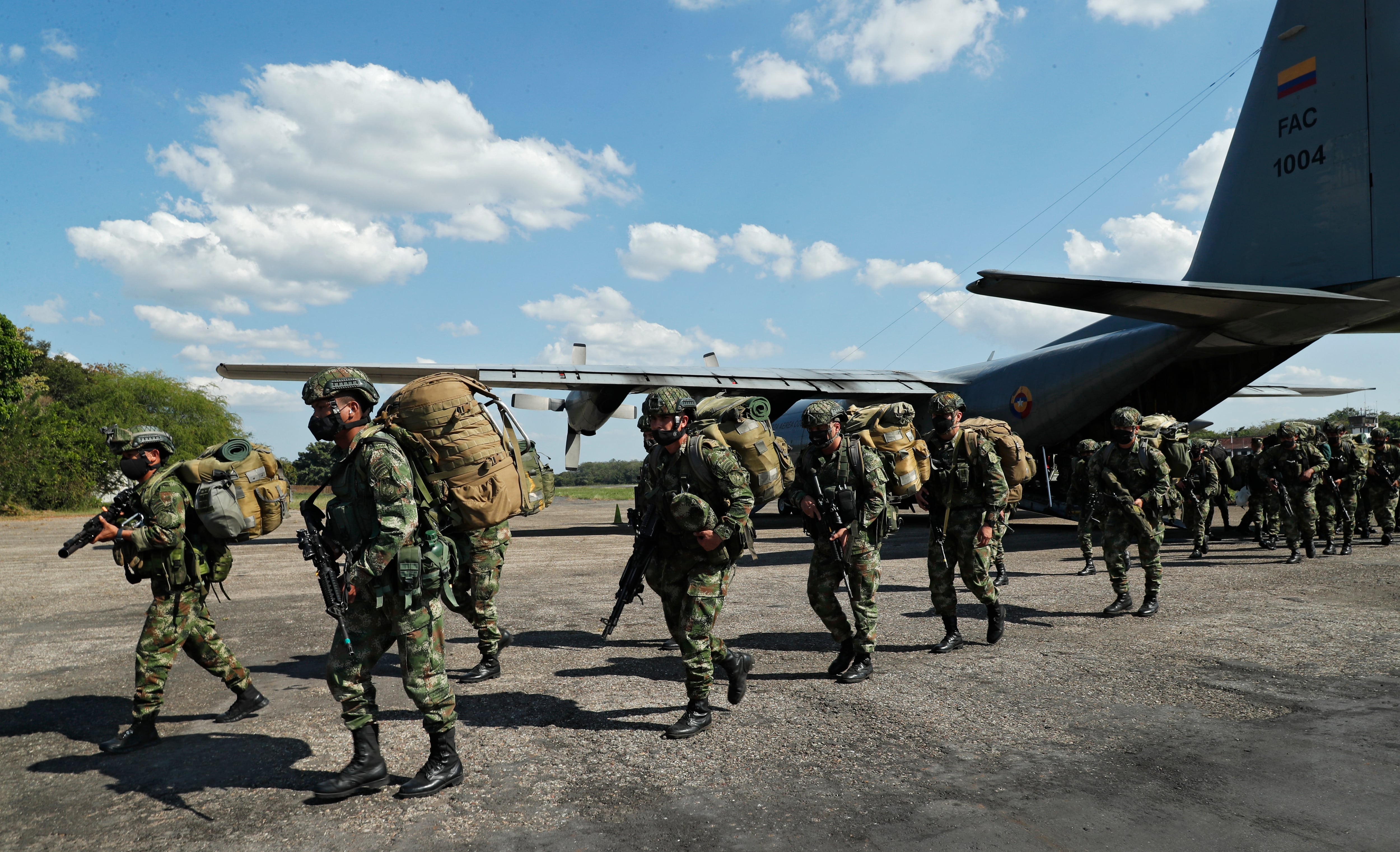 Arribo de los 600 militares del Ejército Nacional  que reforzarán la seguridad de Arauca, tras el homicidio selectivo de 27 personas en el departamento.
Arauca enero 6 del 2022
Foto Guillermo Torres / Semana