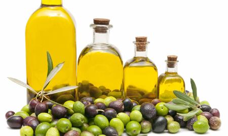 Desde la antigüedad se ha recomendado el uso del aceite de oliva con fines cosméticos gracias a que posee un alto contenido de grasas saludables, vitaminas y antioxidantes.