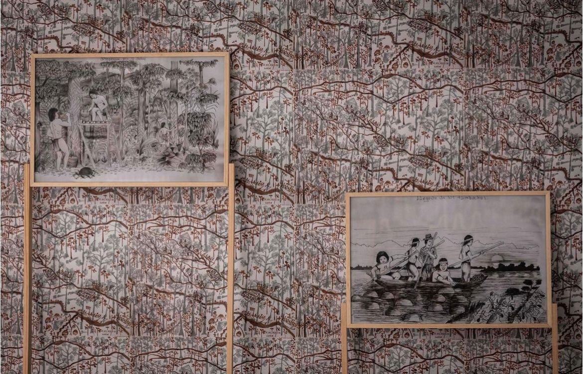 A través de mapas, fotografías, ilustraciones, artículos de prensa, dibujos, videos y materiales documentales de instituciones nacionales, la muestra presenta la trazabilidad de esta historia.