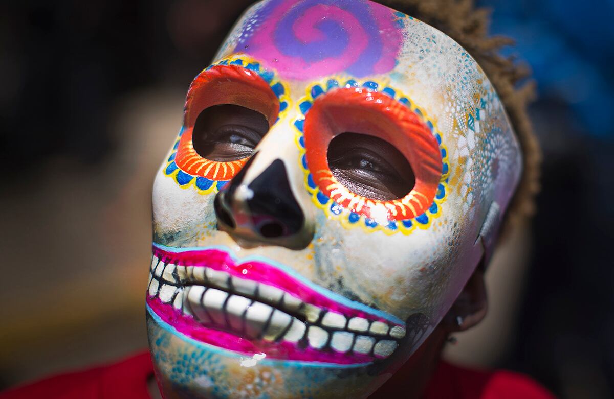 Una protestante usa una máscara en una marcha por las 28 personas asesinadas en un reciente ataque del grupo somalí al-Shabab, a las afueras de Nairobi, Kenya. (AP)