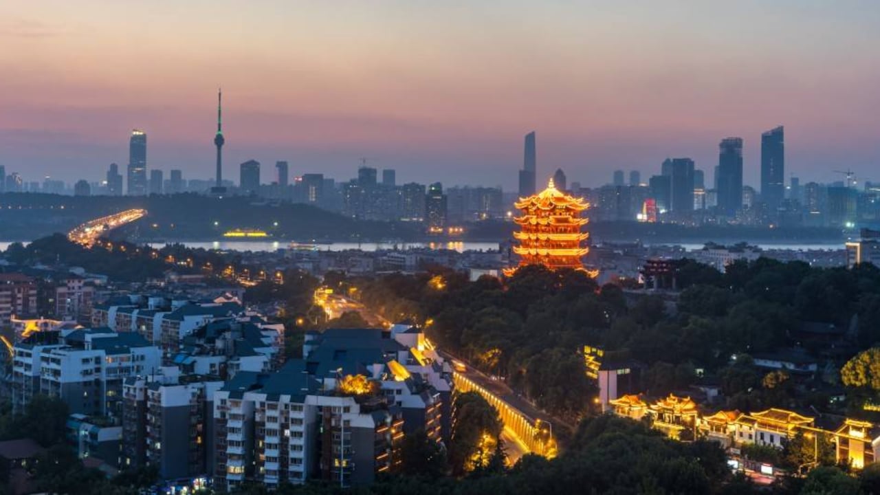 Economía china crecería en 2020 a su ritmo más bajo en 44 años.