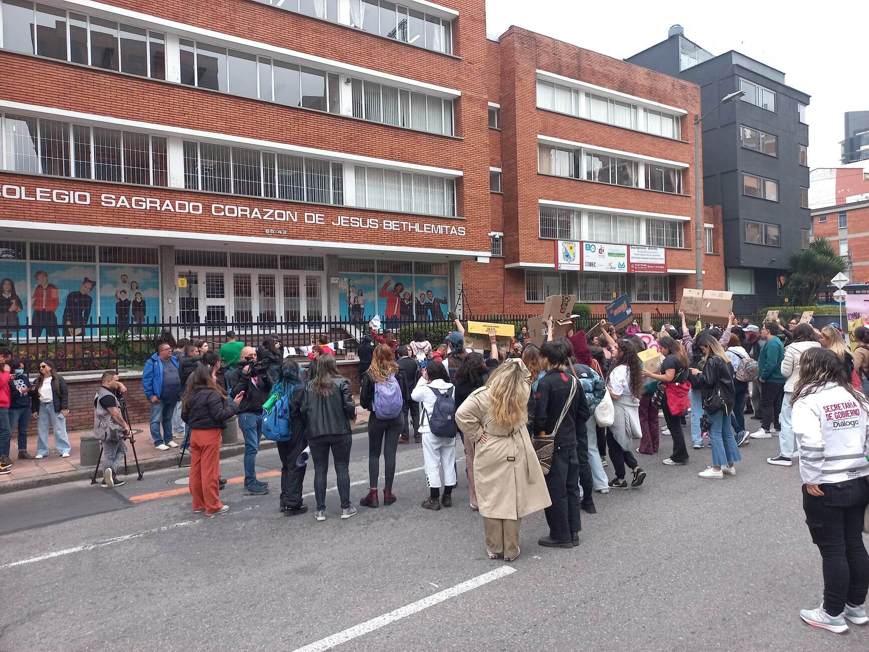 Ex alumnas del colegio Bethlemitas hicieron un plantón afuera de las instalaciones de la institución educativa.