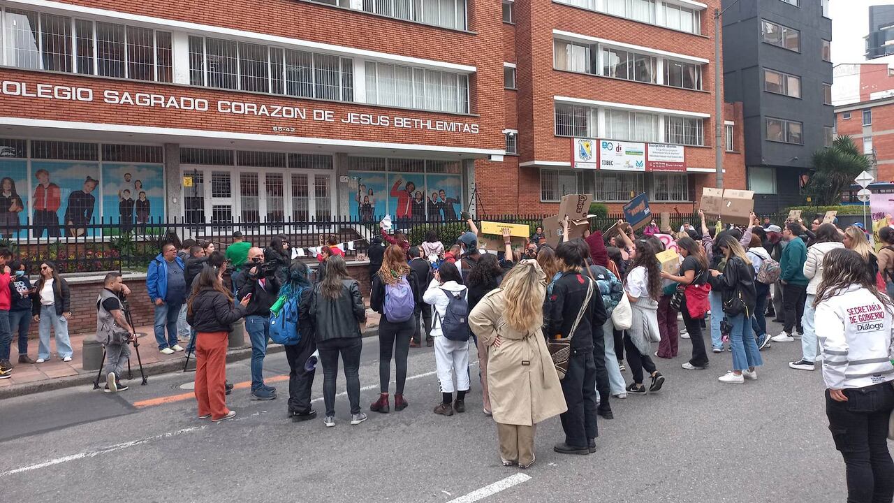 Ex alumnas del colegio Bethlemitas hicieron un plantón afuera de las instalaciones de la institución educativa.