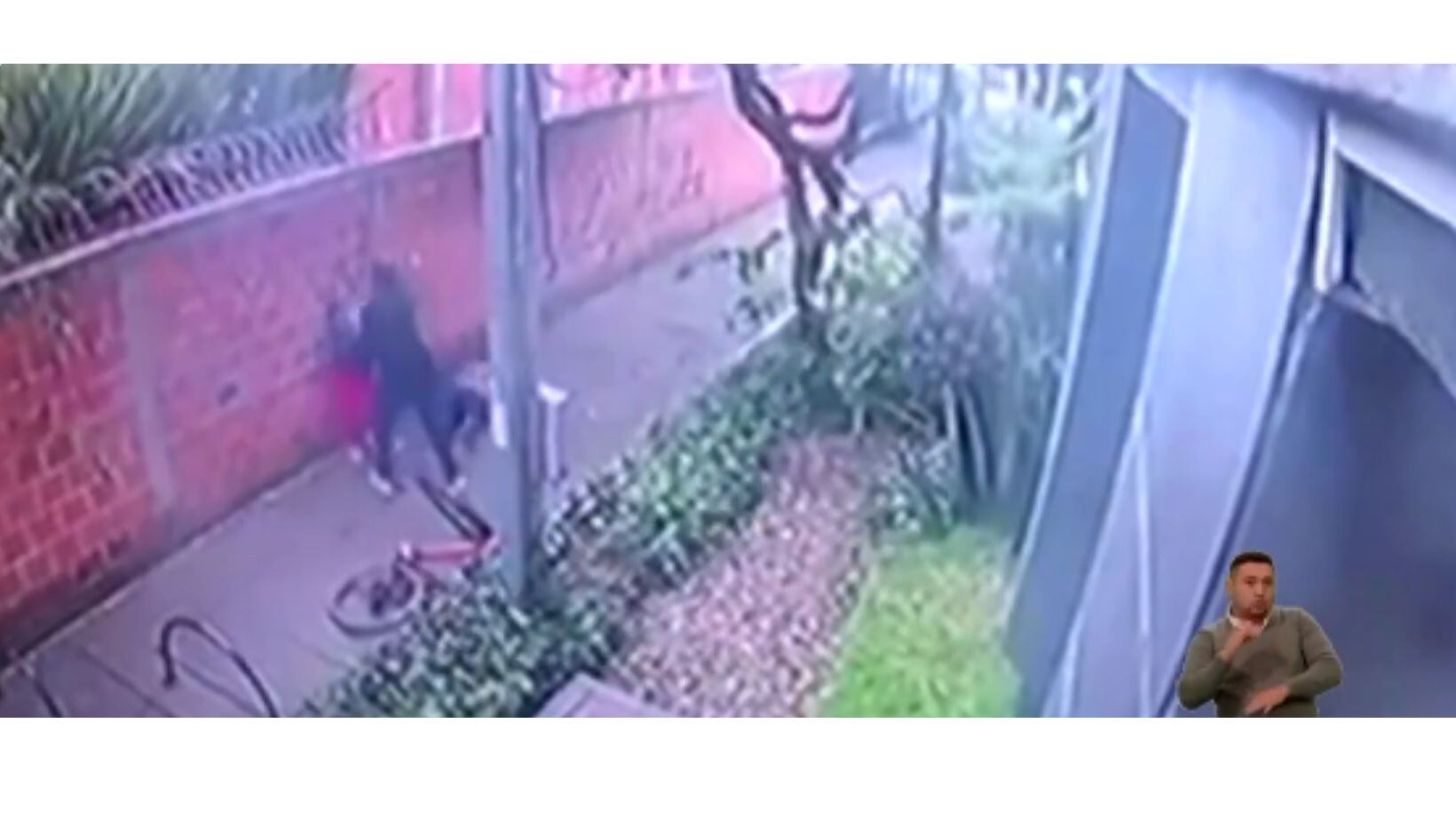 Acto de intolerancia genera indignación en Bogotá: Hombre golpeó a un abuelo y su enfermera por un reclamo