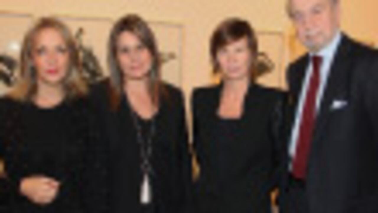 María Emma Mejía, Inés Elvira Casas, Catalina Casas y Alberto Casas Santamaría.