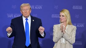El presidente Donald Trump participó en una mesa redonda sobre seguridad pública en una base de la Guardia Nacional Aérea de Tennessee, con la fiscal general Pam Bondi, a la derecha.