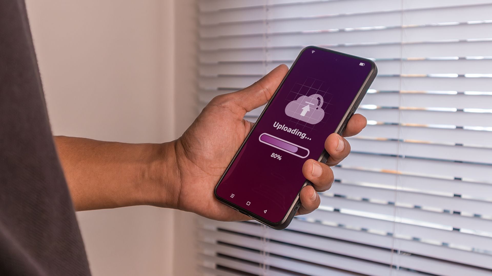 Cuando el almacenamiento del celular está casi lleno, el sistema comienza a funcionar de manera más lenta.