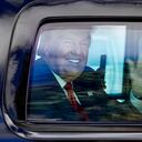 El expresidente Donald Trump saluda a sus seguidores mientras su caravana recorre West Palm Beach, Florida, de camino a su club Mar-a-Lago en Palm Beach después de llegar desde Washington a bordo del Air Force One el miércoles 20 de enero de 2021. (Damon Higgins / The Palm Beach Post vía AP)