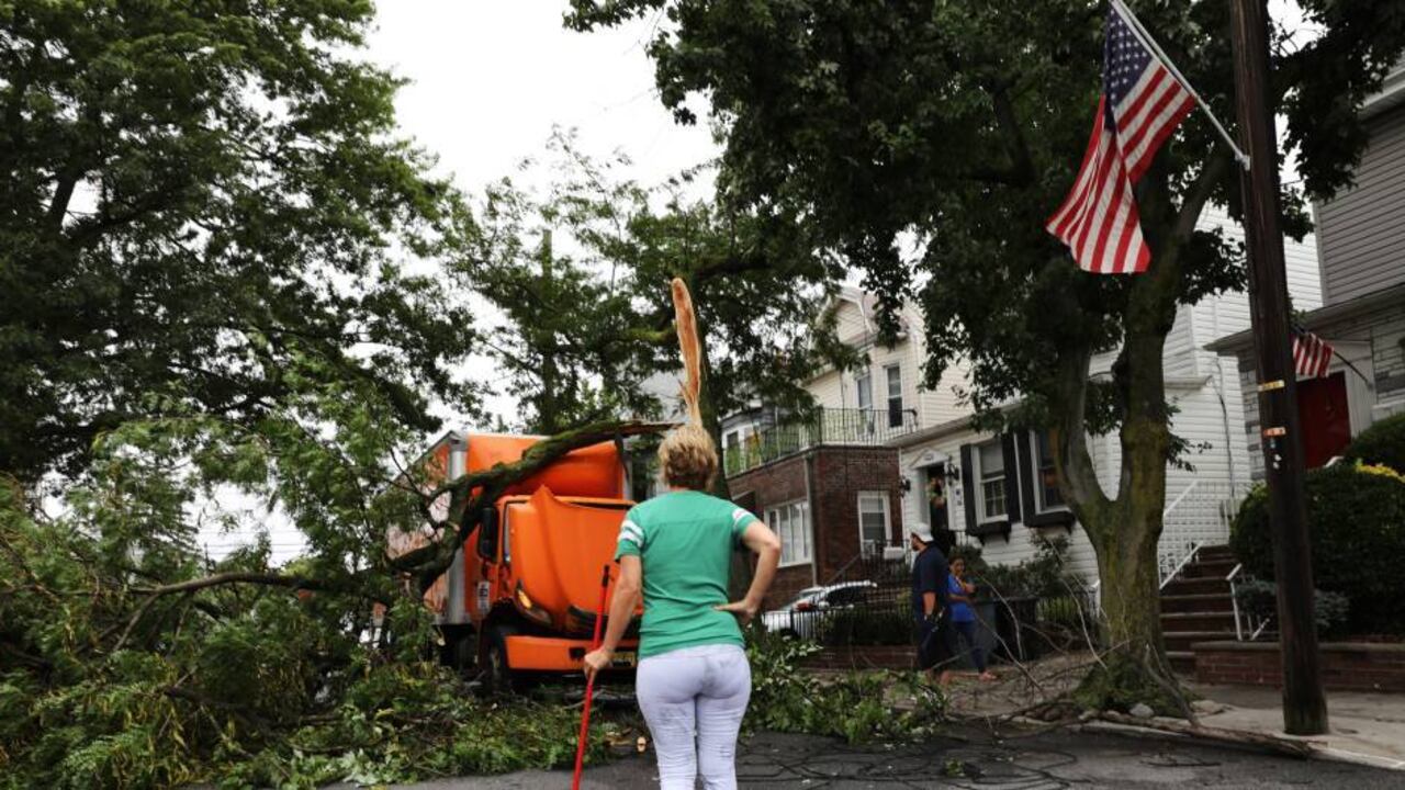 Tormenta Isaías en costa este de los Estados Unidos deja al menos cuatro muertos.