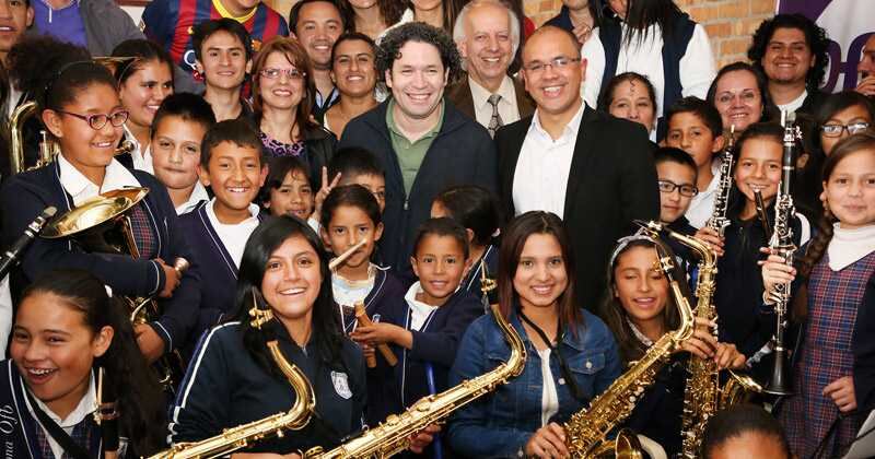 En el centro, el maestro Gustavo Dudamel, y a su izquierda, David García, director de la Orquesta Filarmónica de Bogotá, en compañía de un grupo de estudiantes de uno de los Centros Orquestales de Bogotá.