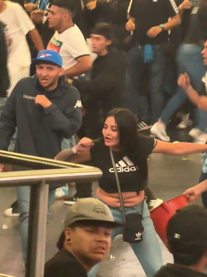 Mujer es captada con puñal en medio de los disturbios en el Movistar Arena