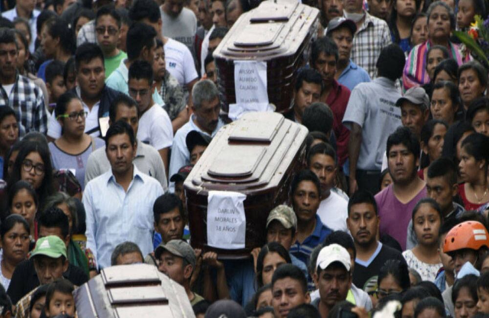  Las familias que alcanzaron a evacuar permanecen en alguno de los 13 refugios improvisados en pueblos cercanos, mientras que otras dan el último adiós a sus muertos. Foto: AFP