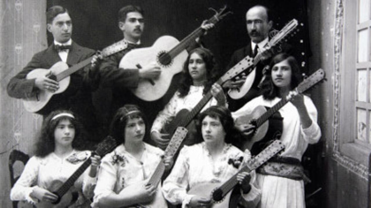 Estudiantina en Sonsón, 1923. Fotografia de Benigno A. Gutiérrez. Biblioteca Pública Piloto de Medellín.